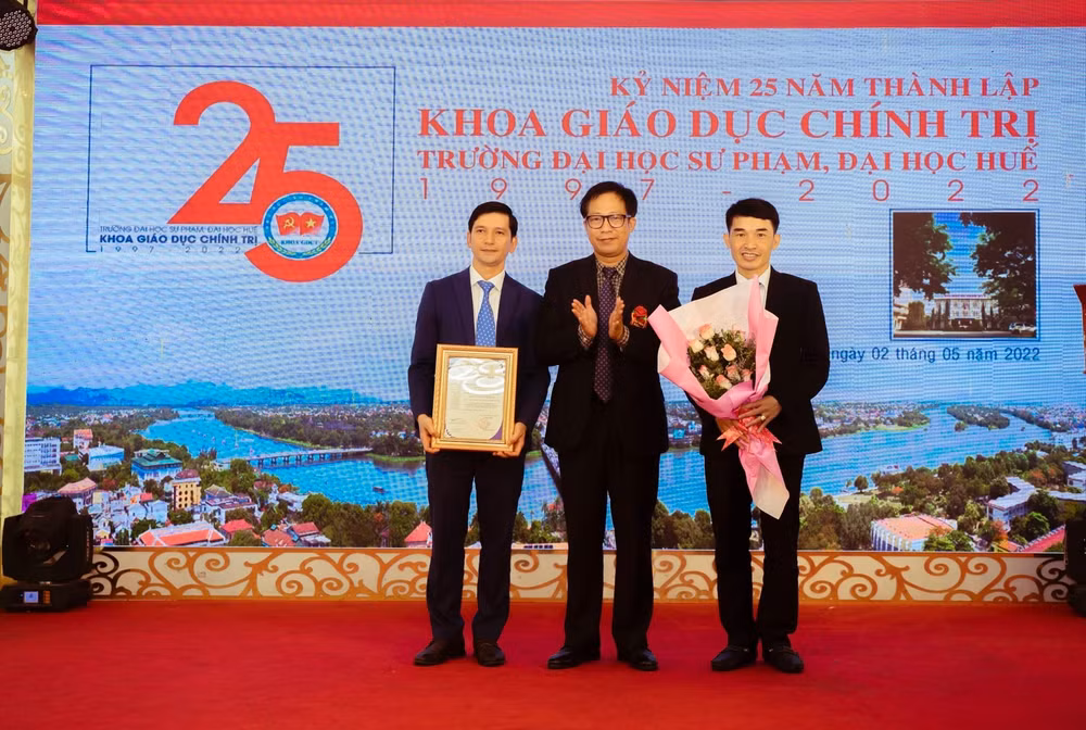 ky niem 25 nam thanh lap khoa giao duc chinh tri truong dhsp hue hinh 4