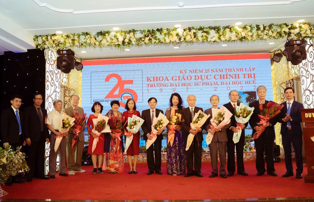 ky niem 25 nam thanh lap khoa giao duc chinh tri truong dhsp hue hinh 6