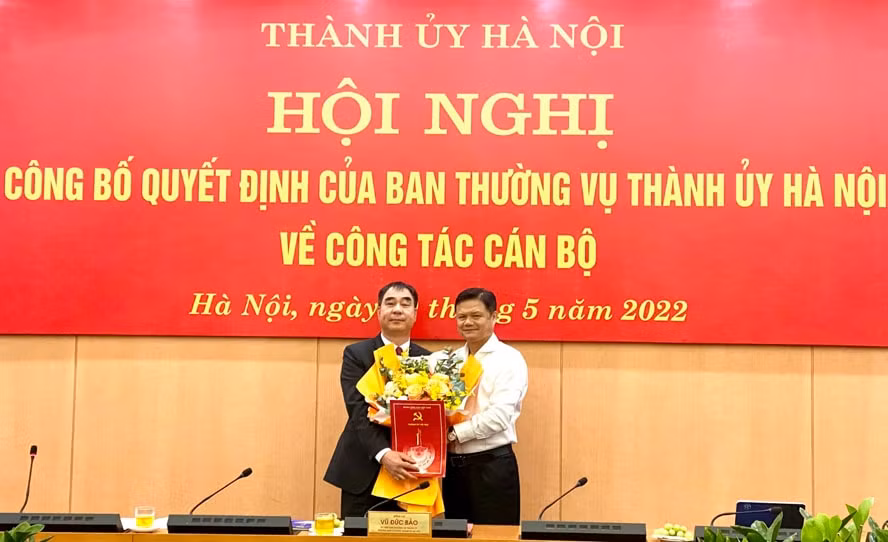 ha noi dieu dong 3 can bo thanh pho ve quan huyen hinh 1
