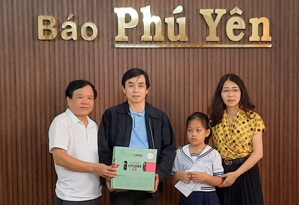 bao bac giang trao tang gan 20 trieu dong cho hai chau mo coi cha me hinh 1