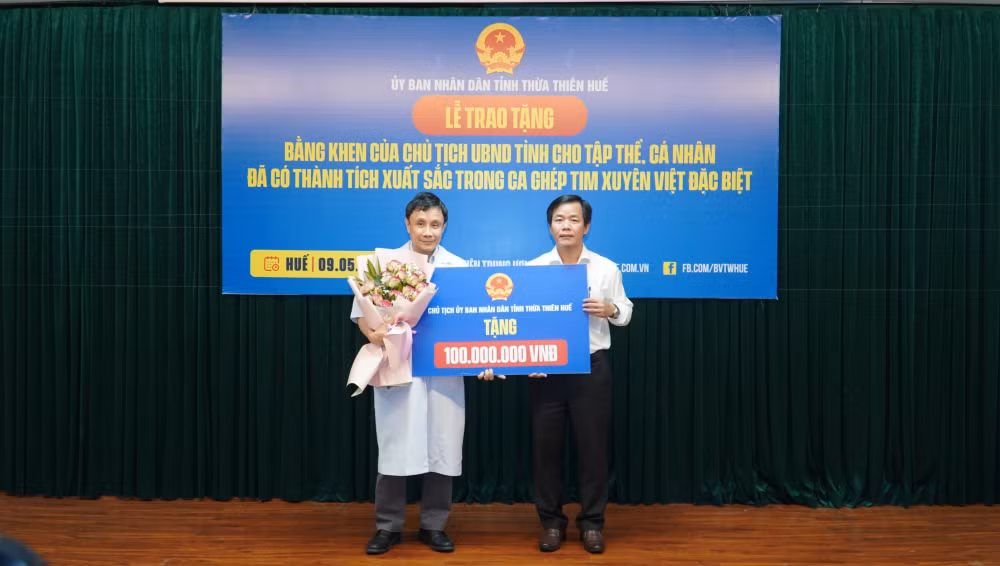 chu tich tinh thua thien hue tang bang khen cho ekip thuc hien ca ghep tim xuyen viet hinh 3