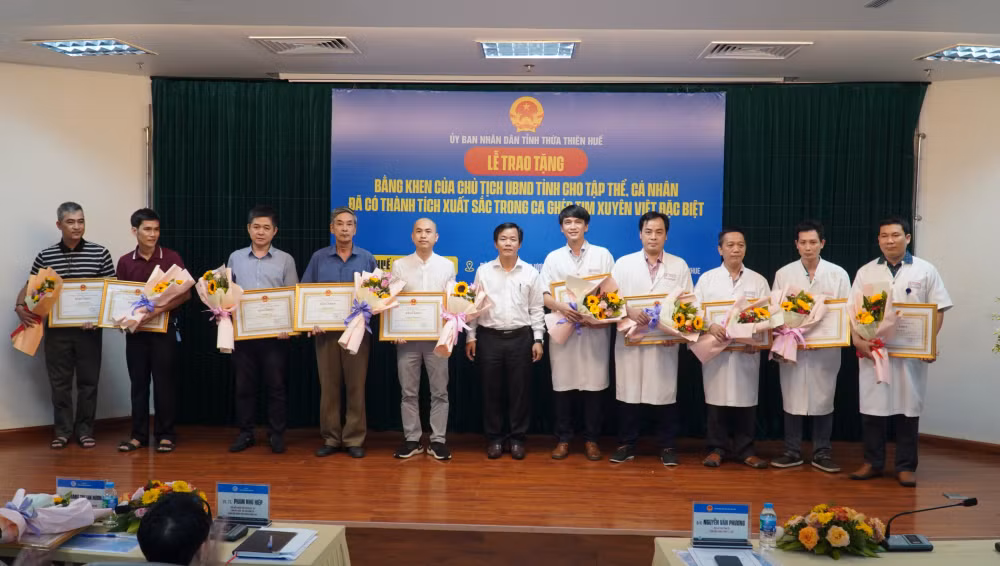 chu tich tinh thua thien hue tang bang khen cho ekip thuc hien ca ghep tim xuyen viet hinh 2