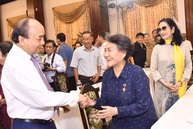 chu tich nuoc nguyen xuan phuc gap mat doan hoc sinh mien nam tren dat bac hinh 1