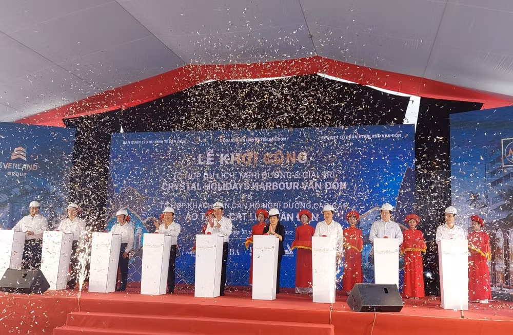 hang trieu luot khach du lich se do ve khu kinh te van don quang ninh moi nam hinh 2