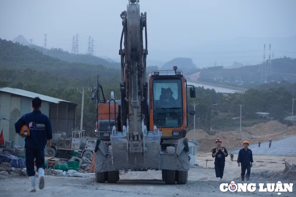 cong nhan miet mai khong nghi tren nhung cong truong cao toc bac nam hinh 2