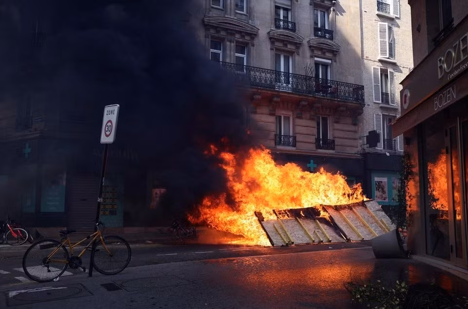 bieu tinh bung phat o paris vao ngay thang nam hinh 5