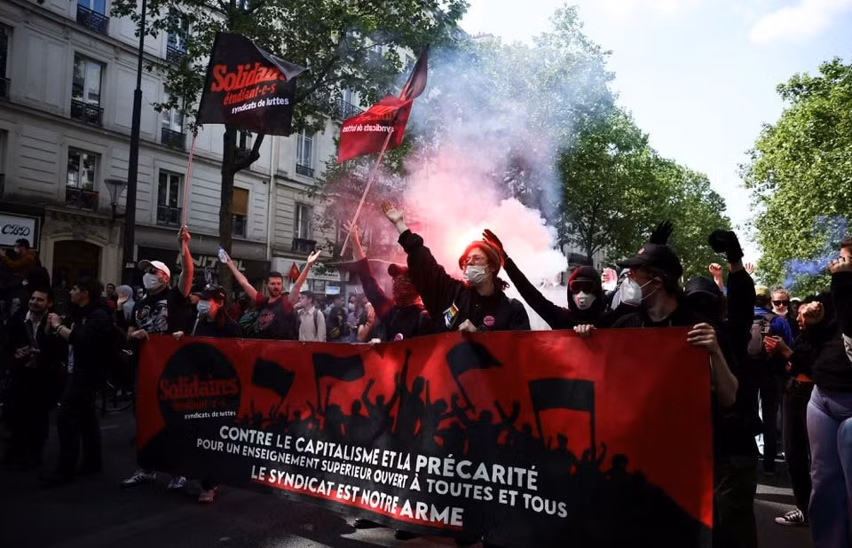 bieu tinh bung phat o paris vao ngay thang nam hinh 3