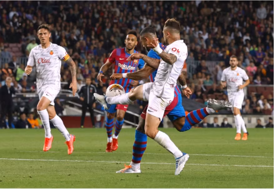 thang mallorca 2 1 barca vuot qua sevilla vuon len thu 2 la liga hinh 1