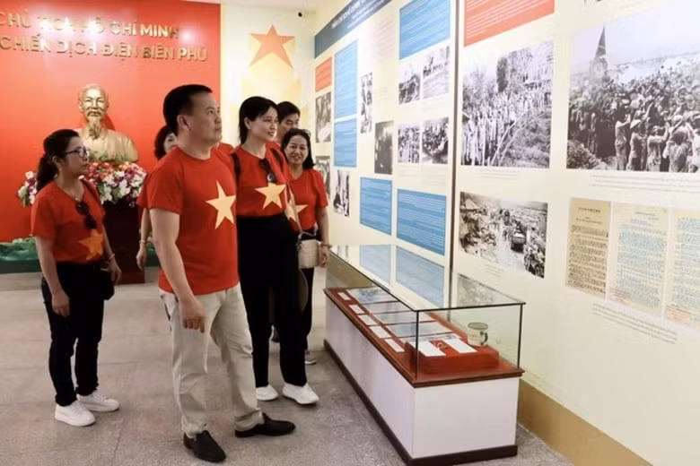 tri an cong lao chu tich ho chi minh voi chien dich dien bien phu hinh 1