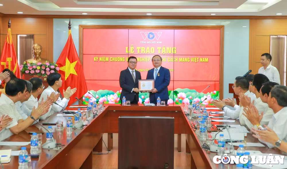 trao tang ky niem chuong vi su nghiep bao chi cach mang viet nam cho lanh dao dai tieng noi viet nam hinh 2