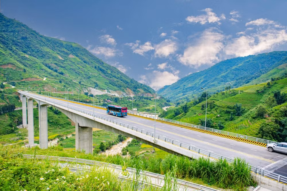 lao cai ket noi duong o to moi tu sa pa voi cao toc noi bai lao cai hinh 1