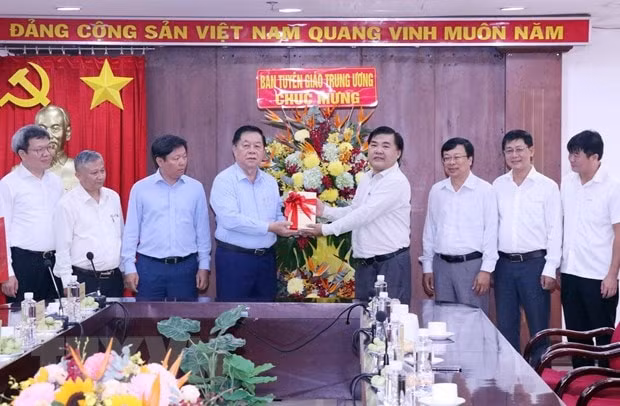 truong ban tuyen giao trung uong nguyen trong nghia tham co quan thong tan xa viet nam khu vuc phia nam hinh 1