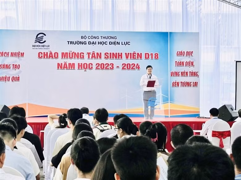 han hoan chao mung tan sinh vien khoa d18 nhap hoc hinh 2