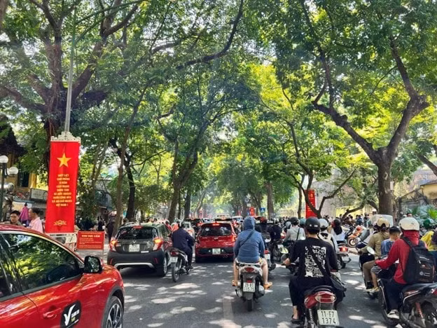 duong pho ha noi tap nap nang tho chup anh mua thu trong ngay dau nghi le hinh 3