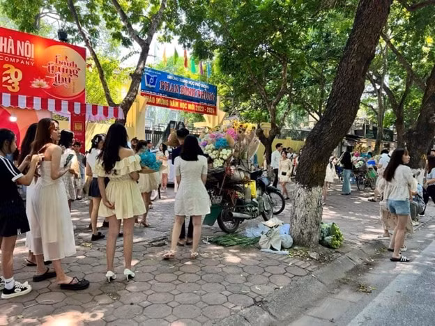 duong pho ha noi tap nap nang tho chup anh mua thu trong ngay dau nghi le hinh 2