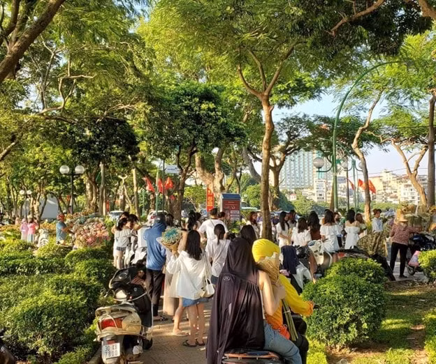duong pho ha noi tap nap nang tho chup anh mua thu trong ngay dau nghi le hinh 1