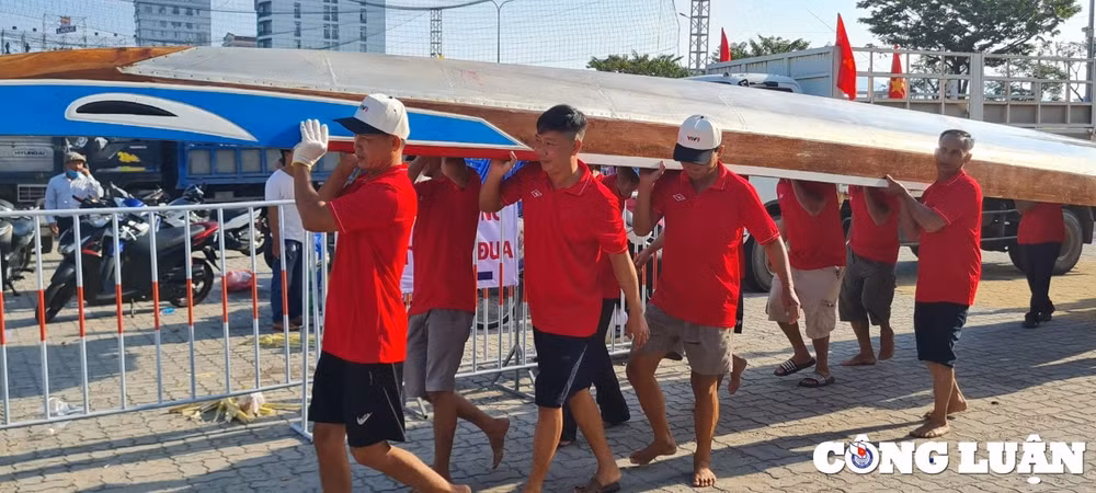 da nang hang nghin du khach va nguoi dan co vu giai dua thuyen tren song han hinh 2