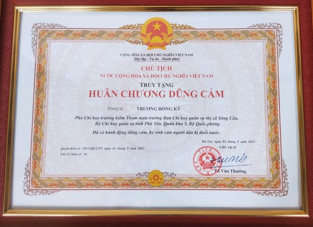 chu tich nuoc truy tang huan chuong dung cam cho trung ta truong hong ky hinh 1