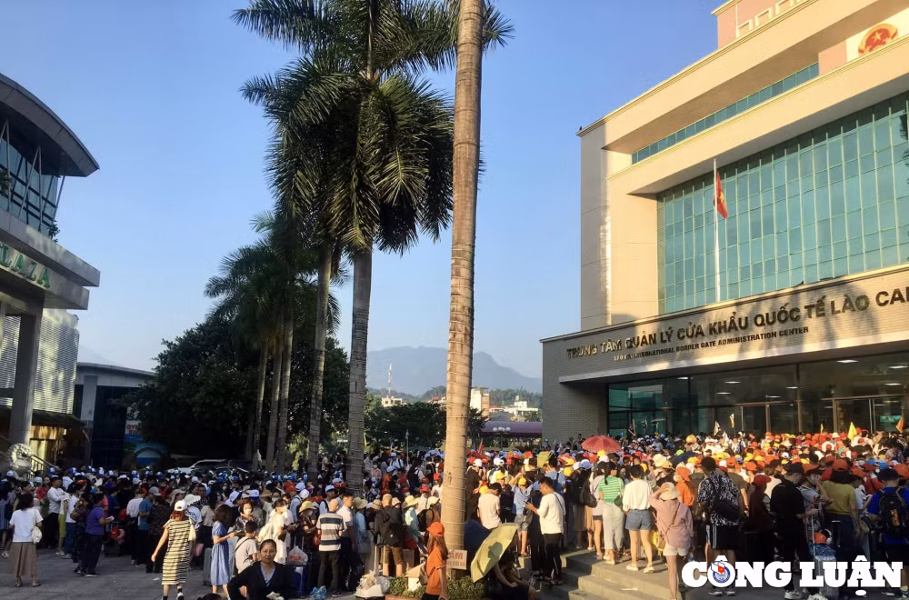 hai ngay dau thang 9 khoang 6000 luot nguoi xuat canh qua cua khau quoc te lao cai hinh 1