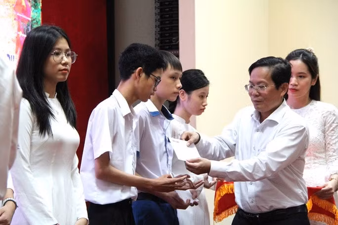bao nguoi lao dong trao 15000 la co to quoc va 100 suat hoc bong den voi thua thien hue hinh 2