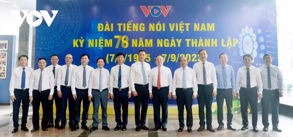 dai tieng noi viet nam va dai truyen hinh viet nam gan ket xay dung moi truong trao doi thong tin hinh 3