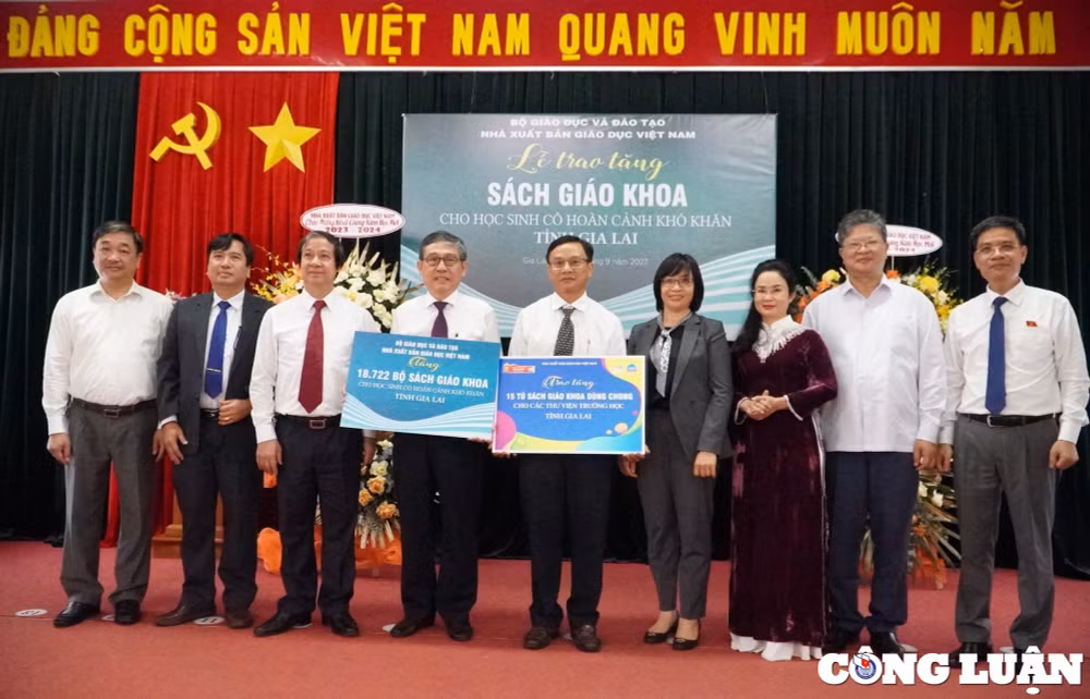 bo truong bo gddt tang hon 18000 bo sach cho hoc sinh vung kho gia lai hinh 2