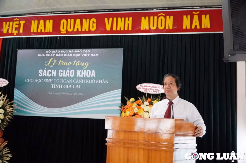 bo truong bo gddt tang hon 18000 bo sach cho hoc sinh vung kho gia lai hinh 1