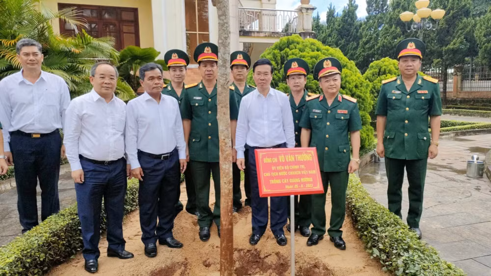 chu tich nuoc vo van thuong lam viec tai binh doan 15 gia lai hinh 4