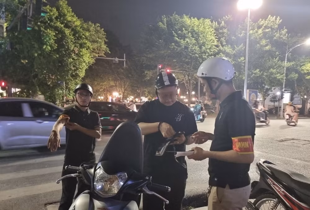 xu ly hang loat quai xe net po danh vong xung quanh ho hoan kiem hinh 3