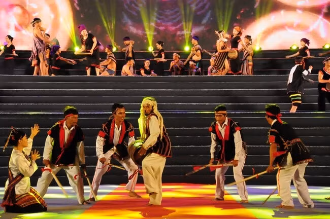 ngay hoi ton vinh quang ba cac gia tri van hoa doc dao cua mien trung hinh 3
