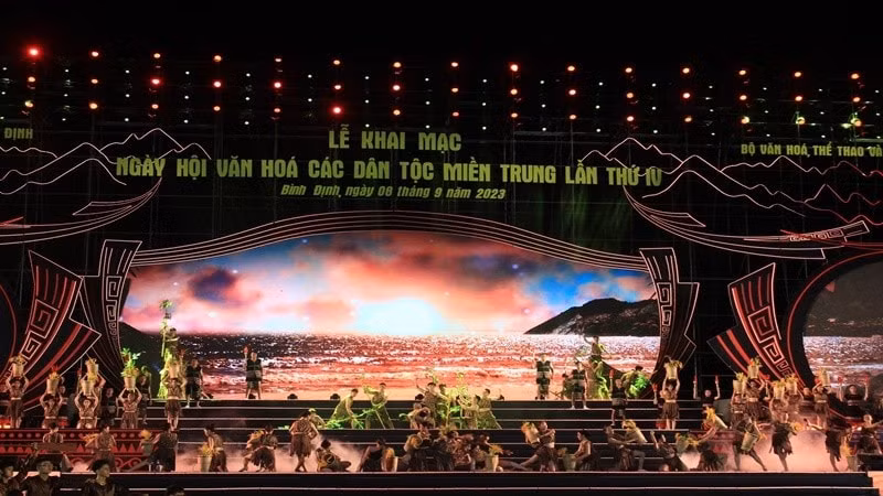 ngay hoi ton vinh quang ba cac gia tri van hoa doc dao cua mien trung hinh 1