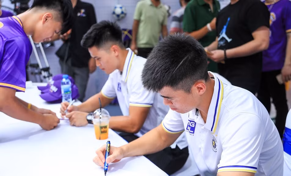 ha noi fc giao luu voi nguoi ham mo va the hien quyet tam truoc them afc champions league hinh 2