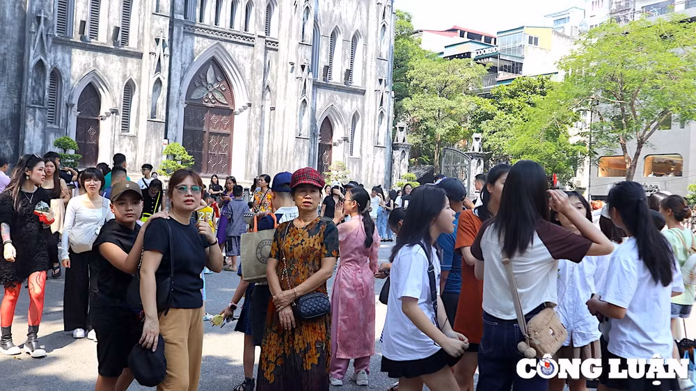 pho phuong ha noi dong nghit nguoi check in ngay dau ky nghi le 2 9 hinh 7