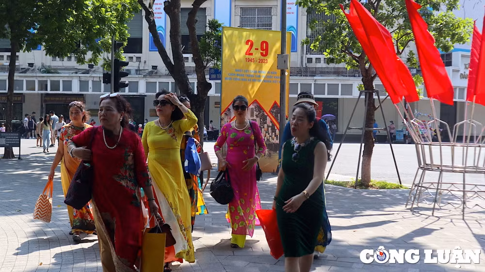 pho phuong ha noi dong nghit nguoi check in ngay dau ky nghi le 2 9 hinh 2