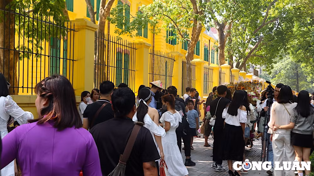 pho phuong ha noi dong nghit nguoi check in ngay dau ky nghi le 2 9 hinh 8