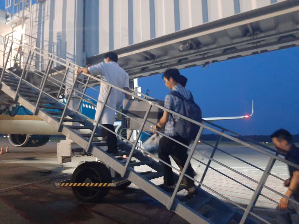 vietnam airlines van chuyen tang hien cuu nguoi tu nghe an den ha noi hinh 1