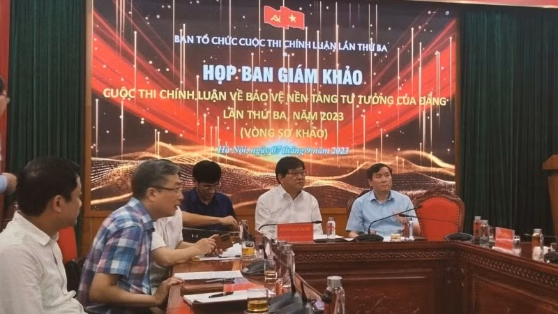 301365 tac pham tham du cuoc thi chinh luan ve bao ve nen tang tu tuong cua dang hinh 1