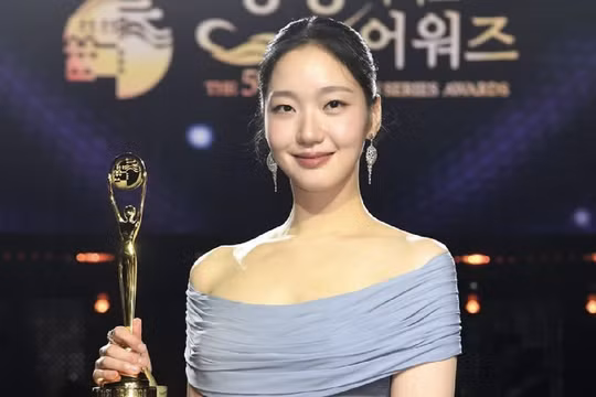 Nữ diễn viên Kim Go Eun lần đầu giành giải Daesang tại Rồng Xanh 2026