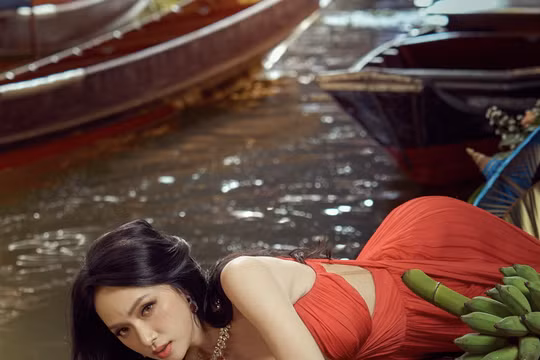 Hương Giang gây chú ý với màn tạo dáng độc đáo ở chợ nổi Thái Lan