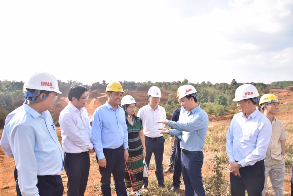 bo truong tai nguyen va moi truong dang quoc khanh lam viec voi tinh dak nong va cong ty nhom dak nong tkv hinh 3