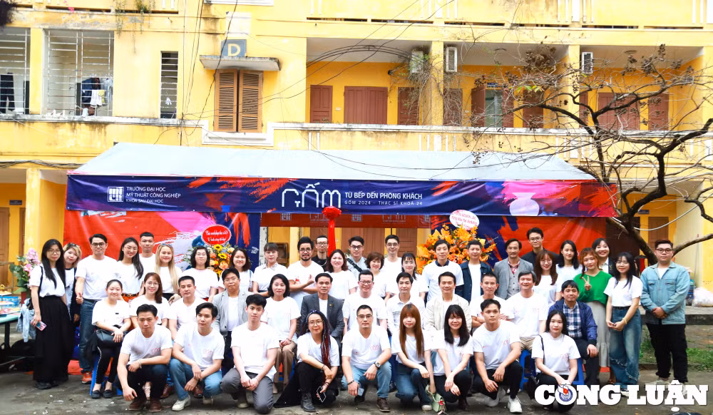 trien lam gom tu bep len phong khach hinh 15