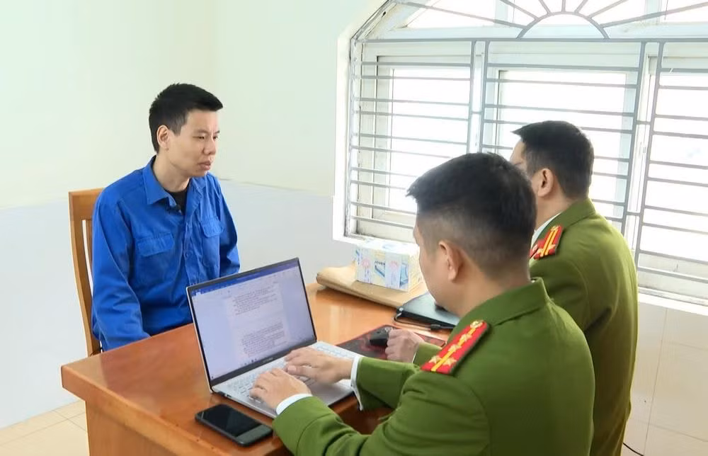 bat giam doi tuong quay video hinh anh tong tien canh sat giao thong hinh 1