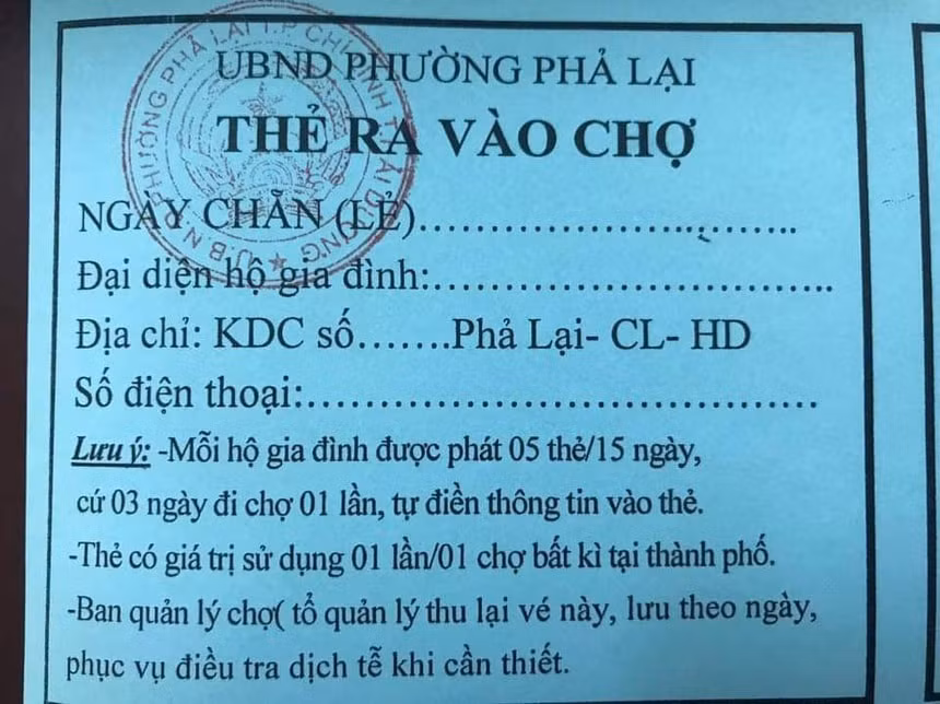 TP. Chí Linh cấp thẻ ra vào chợ cho người dân địa phương. Ảnh: Zingnews.vn