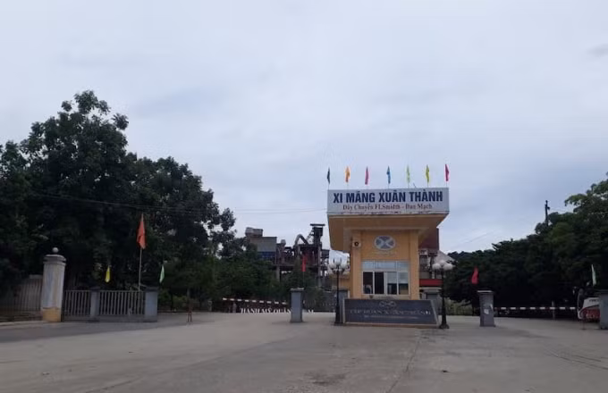 Hàng trăm công nhân nhà máy xi măng Xuân Thành đã phải cách ly tại chỗ. Ảnh: Thanh Nhật