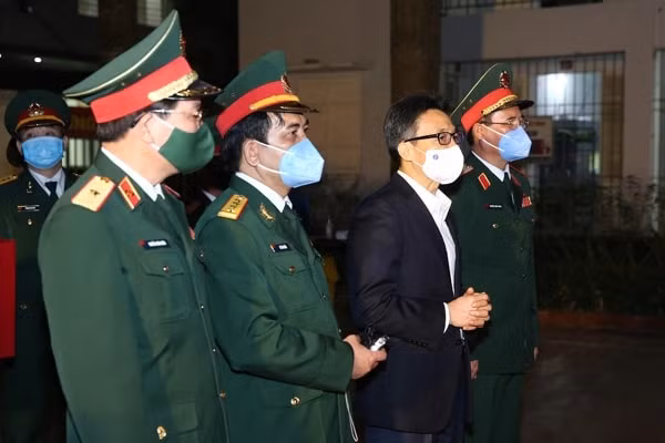 Phó Thủ tướng Vũ Đức Đam cùng cán bộ, chiến sĩ Binh đoàn 11 thành kính tưởng nhớ, bày tỏ lòng biết ơn vô hạn đối với công lao to lớn của Chủ tịch Hồ Chí Minh. Ảnh: VGP