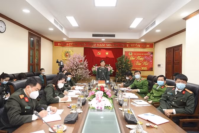 Thượng tướng Nguyễn Văn Sơn, Thứ trưởng Bộ Công an, Trưởng Ban Chỉ đạo phòng, chống dịch bệnh Bộ Công an đã chủ trì cuộc họp.
