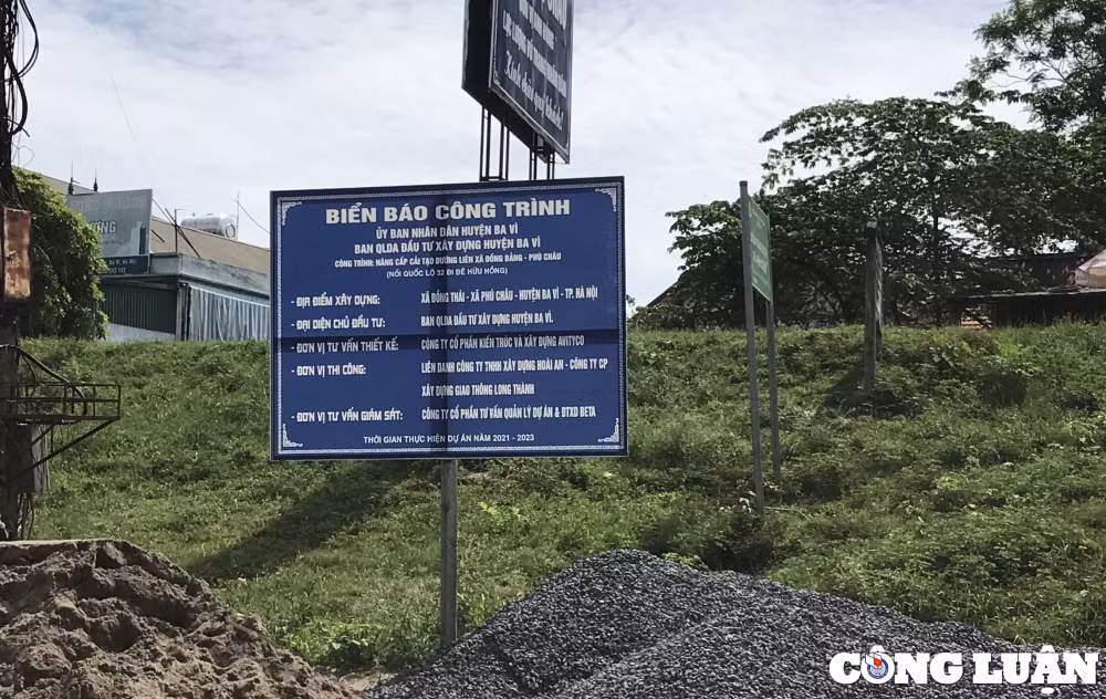 Dự án nâng cấp cải tạo đường liên xã Đồng Bảng - Phú Châu do liên danh Công ty TNHH xây dựng Hoài An - Công ty cổ phần xây dựng giao thông Long Thành thi công .