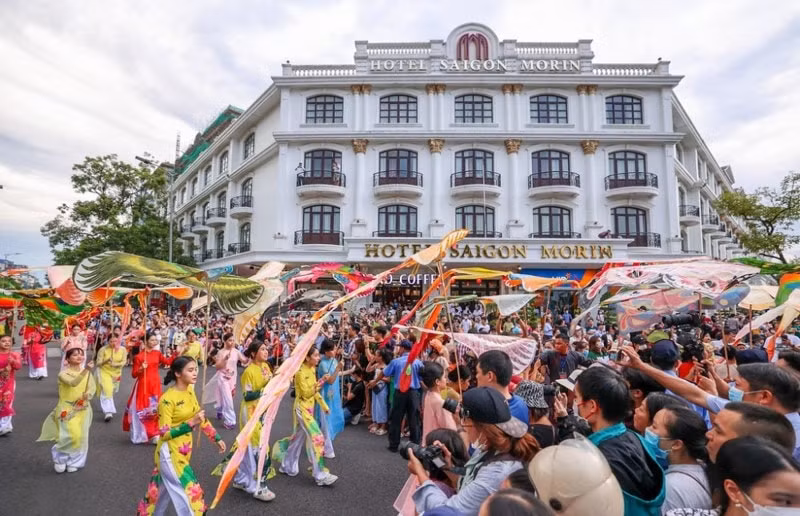 Tại 2 địa điểm gồm đường Hùng Vương - Khách sạn Morin và đường Lê Lợi đã diễn ra các tiết mục như múa, cồng chiêng, xiếc đường phố, flamenco, hip hop...