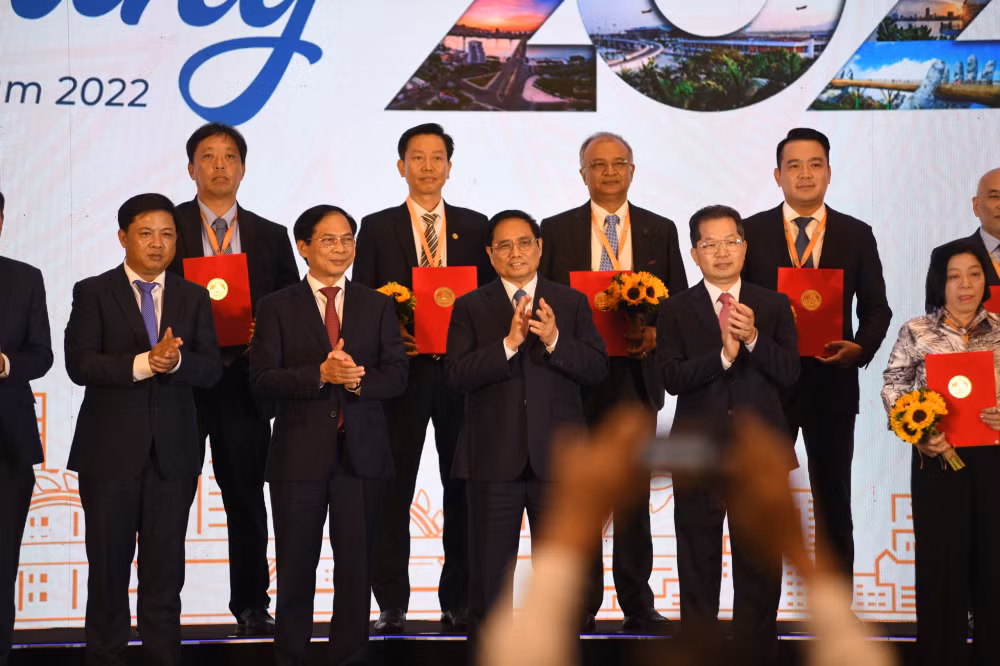Ngày 25/6 trong khuôn khổ Diễn đàn đầu tư Đà Nẵng 2022, với sự chứng kiến của Thủ tướng Phạm Minh Chính, liên doanh giữa Tập đoàn Adani (Ấn Độ) và Tổng công ty đầu tư xây dựng và thương mại Anh Phát đã được UBND thành phố Đà Nẵng trao chứng nhận cho phép tiến hành nghiên cứu đầu tư dự án Cảng biển Liên Chiểu...