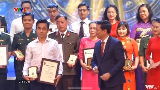 Nhà báo Cao Tuân (áo trắng) Báo Sức khoẻ & Đời sống nhận giải Khuyến khích Giải báo chí Quốc gia với loạt bài 5 kỳ 